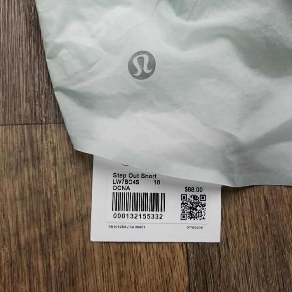 - Lululemon Step Out High-Rise Short 3" - Picture 10 of 12